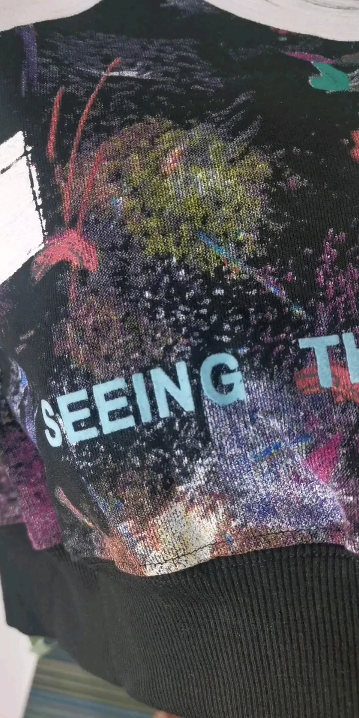 Real shot of the video: Original audio explaining Starry Sky Fireworks Round Neck Model 4 - Top tested version OFFWHITE Starry Sky Fireworks, the strongest fireworks round neck pullover sweatshirt on the surface, 18-layer film heavy industry three-dimensional inkjet printing.  The fireworks color system is obtained through contrasting printing. There are eight panels in the whole body. Seven color sets and eight panels are printed in eight times. The first layer is gray, the second layer is white, the third layer is yellow, the fourth layer is green, the fifth layer is blue, the sixth layer is purple, the seventh layer is orange. The last layer is arrow paint printing. The seven colors are layered on each other, which will also create new colors. The arrows on the back and the front squares are first glued and then hung in four layers. The paint has an obvious concave and convex feeling. Quality speaks for itself in the details. The blue letters are electrostatic three-dimensional flocking. They are made separately and then printed through high-temperature thermal transfer. The difficulty is unprecedentedly high. I have made more than 80,000 pieces of fireworks series in total. More than half of the ones you see on the market are made by me!  Size chart